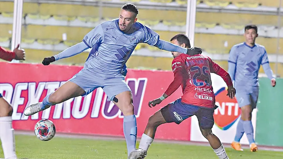 Francisco da Costa mueve la pelota frente a la marca de Robson dos Santos en el estadio Hernando Siles de La Paz./ APG