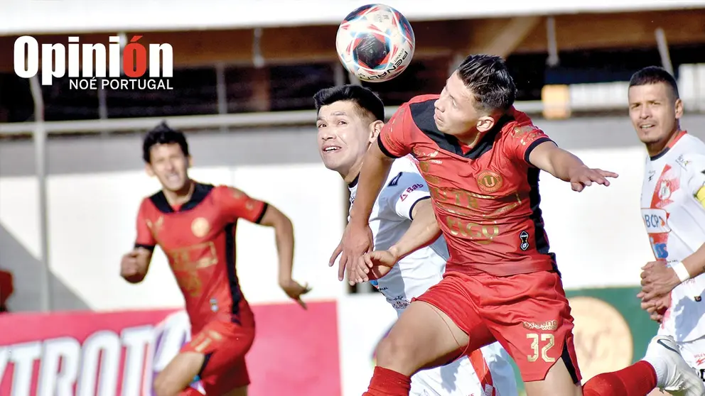 Jos&eacute; Alipaz (32) pugna un bal&oacute;n a&eacute;reo con Luis Torrico (2) en un partido de FC Universitario por el torneo seriado./ NO&Eacute; PORTUGAL