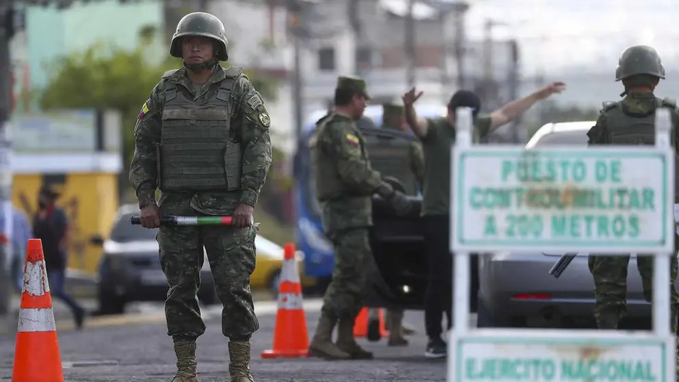 Militares ecuatorianos realizan control de armas y estupefacientes, el 26 de julio de 2023, en una de las calles de Quito (Ecuador)./ EFE