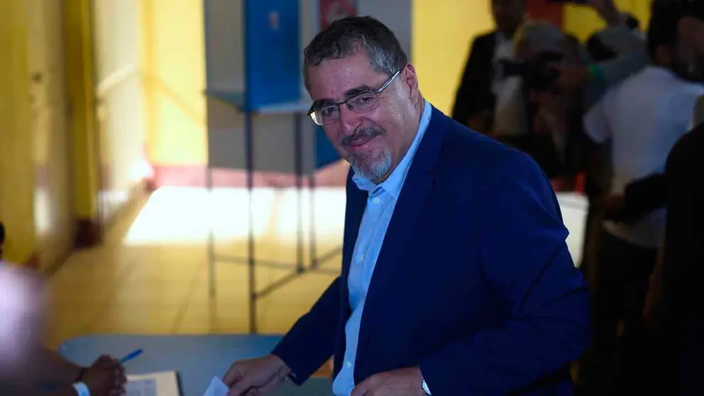 El acad&eacute;mico progresista Bernardo Ar&eacute;valo de Le&oacute;n, del Movimiento Semilla, posa para fotos mientras vota durante la jornada electoral por la segunda vuelta de las elecciones presidenciales hoy, en Ciudad de Guatemala (Guatemala). EFE
