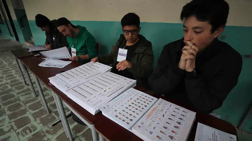 Jurados y trabajadores electorales preparan la apertura de los centros de votaci&oacute;n para la jornada de elecciones presidenciales de hoy, en Quito (Ecuador). EFE