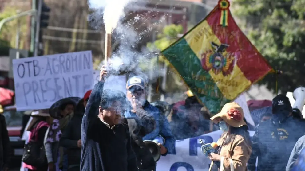 Pobladores del Distrito 15 se movilizan en puertas del rectorado de la UMSS. DICO SOL&Iacute;S