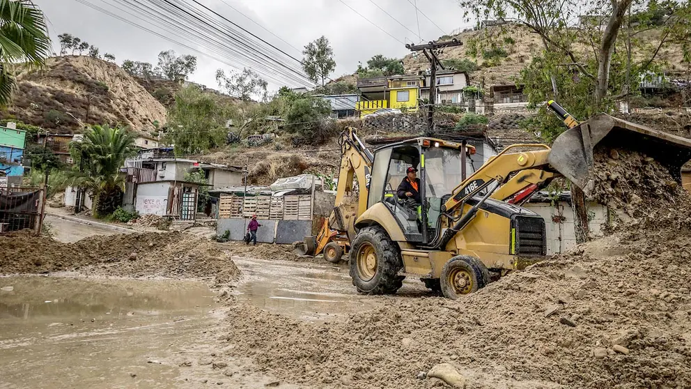 Vista de una Maquina excavadora, recolectando el lodo para abrir caminos hoy en la ciudad de Tijuana en Baja California (México)./ EFE