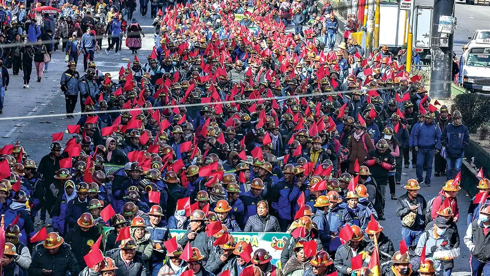 Cooperativistas mineros marcharon desde El Alto hasta la ciudad de La Paz./ APG