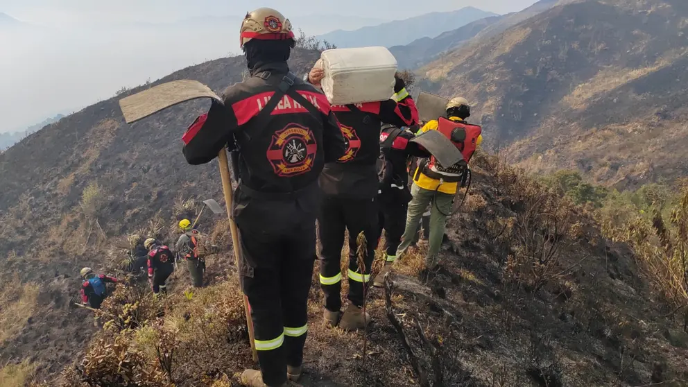 Bomberos trabajan en la sofocar el incendio en Colomi. TUNARI SIN FUEGO