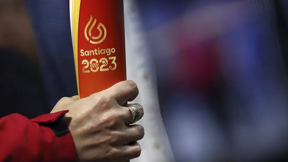 Fotograf&iacute;a de la antorcha oficial de los Juegos Panamericanos y Parapanamericanos 2023, durante una ceremonia oficial, hoy en Santiago (Chile)./ EFE