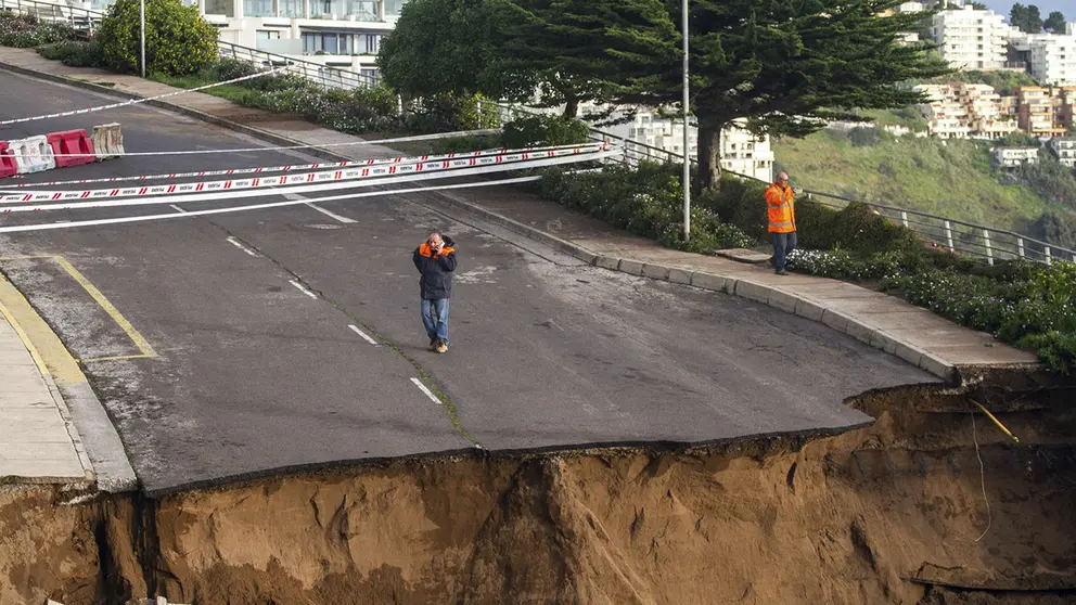 Fotograf&iacute;a que muestra una v&iacute;a destruida frente a un edificio con riesgo de ca&iacute;da, consecuencia de un socav&oacute;n debido a las fuertes lluvias en la zona, el 23 de agosto de 2023, en la ciudad de Vi&ntilde;a del Mar (Chile)./ EFE