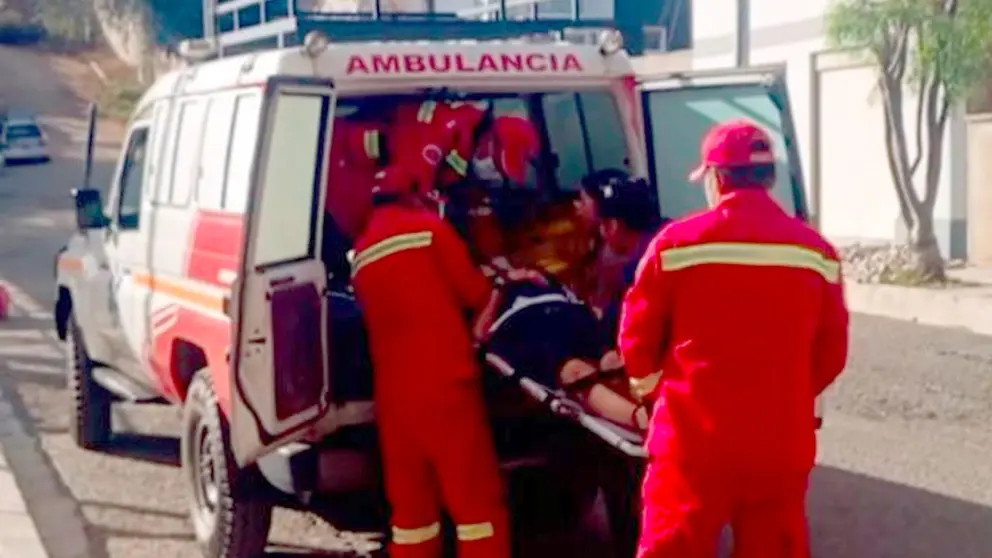 Bomberos ayudan a evacuar a las estudiantes./ CAPTURA DE PANTALLA