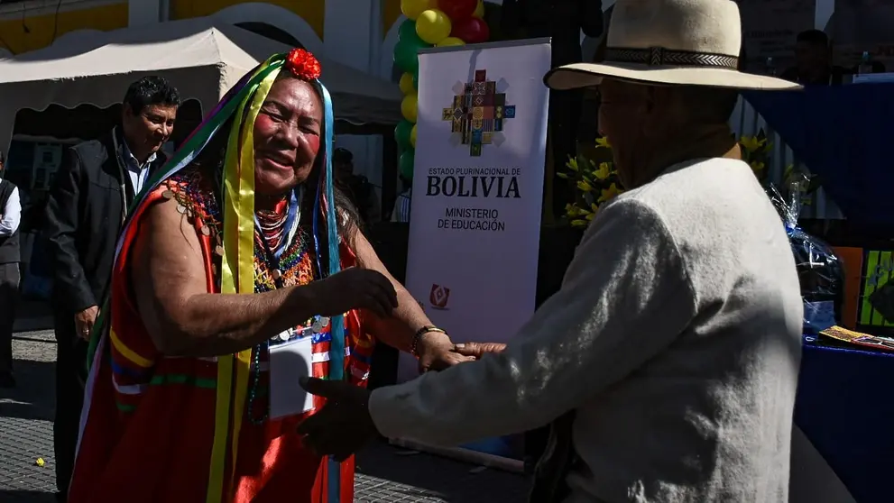 Dos adultos mayores se entregan al disfrute en la plaza 14 de Septiembre. DICO SOL&Iacute;S
