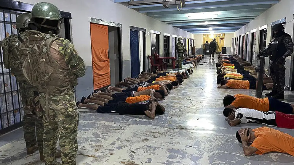 Fotograf&iacute;a cedida hoy por las Fuerzas Armadas de Ecuador que muestra a efectivos mientras realizan un operativo en el Centro de Rehabilitaci&oacute;n Social de Varones N. 1, m&aacute;s conocido como la Penitenciar&iacute;a del Litoral, en Guayaquil (Ecuador)./ EFE