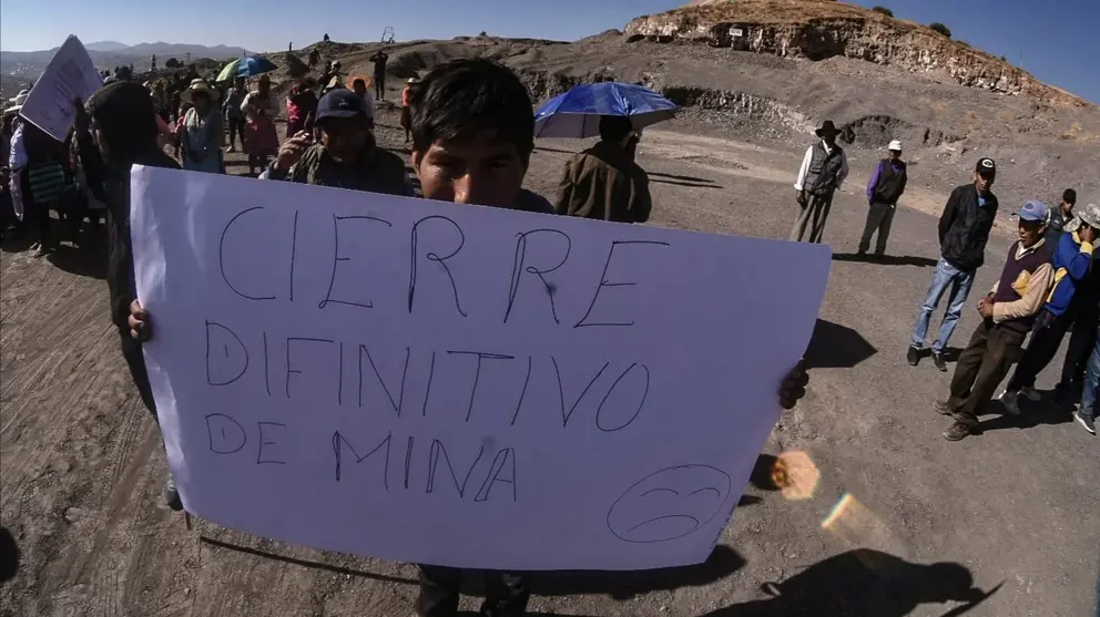 Vecinos del Distrito 15 se movilizan  contra la mina, en K'ara K'ara. DICO SOL&Iacute;S