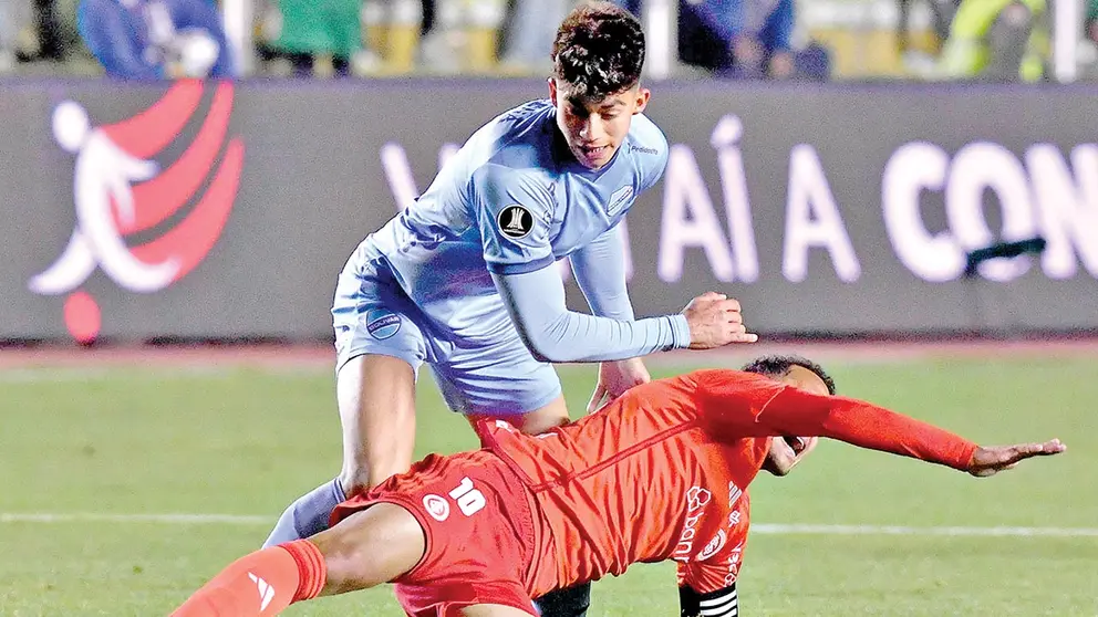 Una jugada del duelo de ida en La Paz, donde la Academia perdi&oacute; 0-1 ante el Colorado./ APG