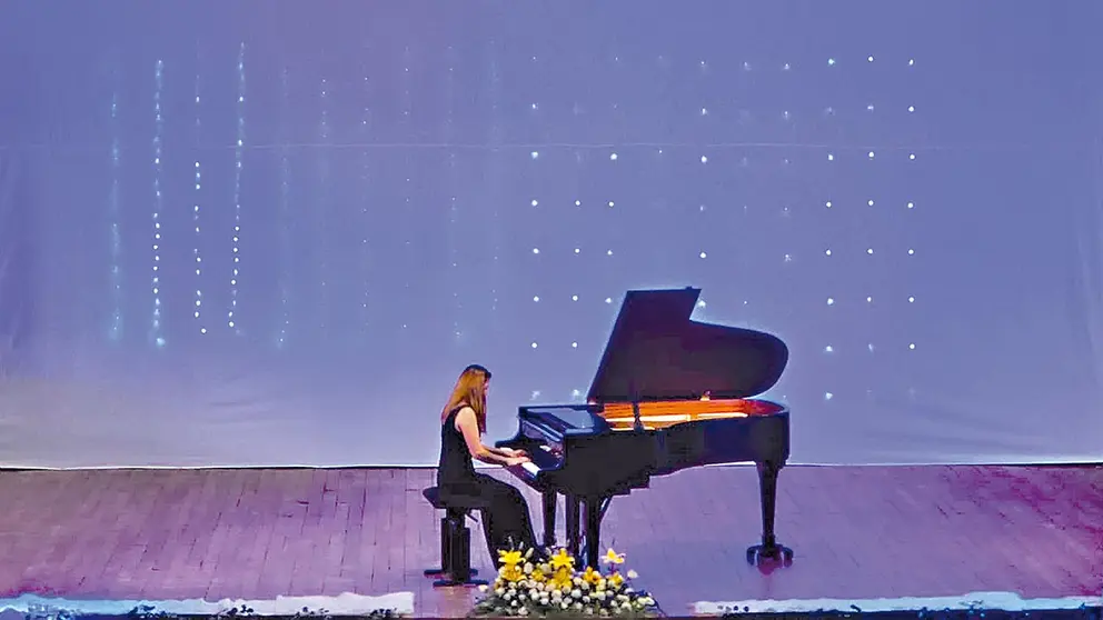 Una pianista en el Teatro del Instituto Eduardo Laredo./ CORTES&Iacute;A