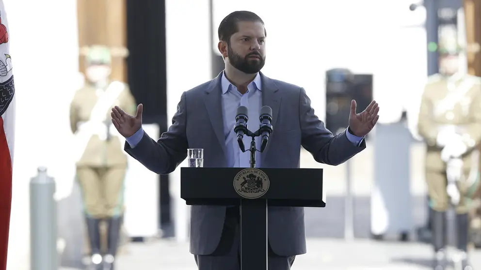 El presidente de Chile, Gabriel Boric, participa en el acto de lanzamiento del Plan Nacional de B&uacute;squeda, hoy, en el Palacio de La Moneda, en Santiago (Chile)./ EFE