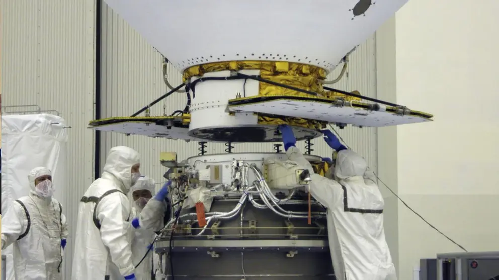 Fotograf&iacute;a de archivo sin fecha cortes&iacute;a de la NASA de cient&iacute;ficos de la agencia espacial trabajando en las pruebas de aterrizaje de una c&aacute;psula en el Centro Espacial Kennedy de Cabo Ca&ntilde;averal, Florida (EEUU)./ EFE