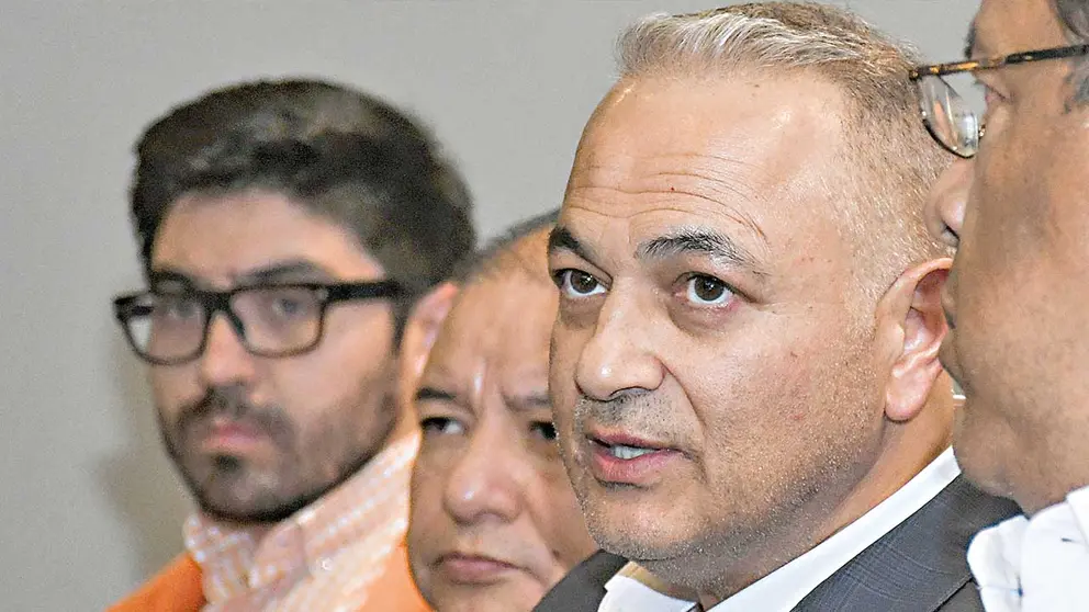 Fernando Costa (c), presidente de la FBF, se dirige a los medios de comunicaci&oacute;n en una conferencia pasada./ APG