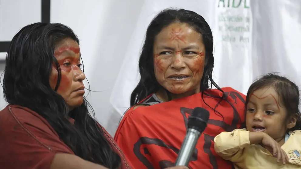 Ergilia Rengifo y Julia P&eacute;rez, familiares de los cuatro l&iacute;deres ind&iacute;genas asesinados en 2014 presuntamente a manos de madereros, participan en una rueda de prensa hoy, en Lima (Per&uacute;)./ EFE