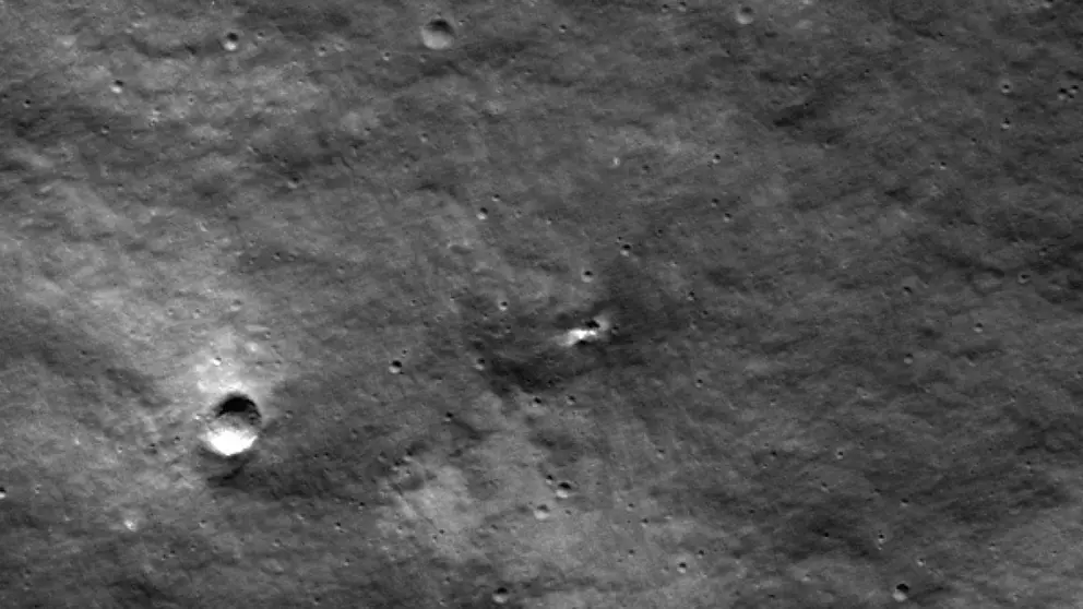 Fotograf&iacute;a fechada el 24 de agosto de 2023 cedida por el Centro de Vuelo Espacial Goddard de la NASA y la Universidad Estatal de Arizona (ASU) donde se muestra el impacto contra el borde suroeste del cr&aacute;ter Pont&eacute;coulant G./ EFE