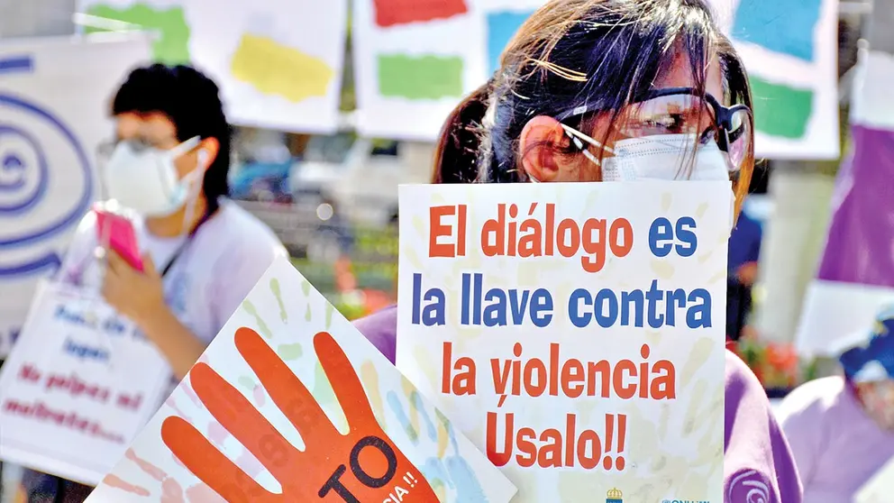 Una marcha en contra de la violencia hacia la mujer./ DICO SOLÍS