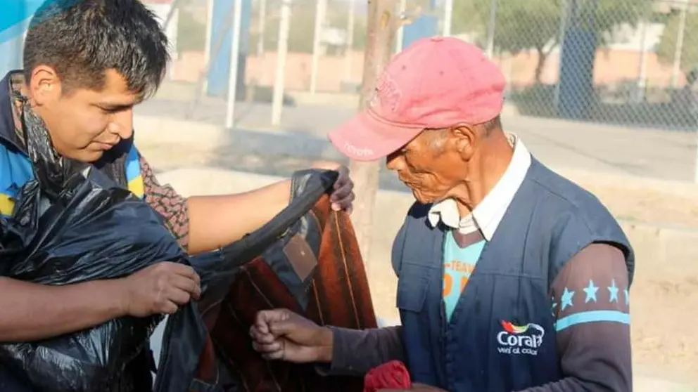 Un adulto mayor recibe una chamarra para cobijarse del fr&iacute;o. ALCALD&Iacute;A QUILLACOLLO