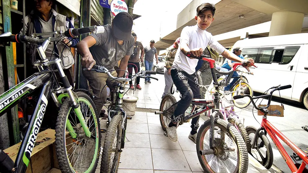 Personas prueban bicicletas en una tienda./ NOÉ PORTUGAL
