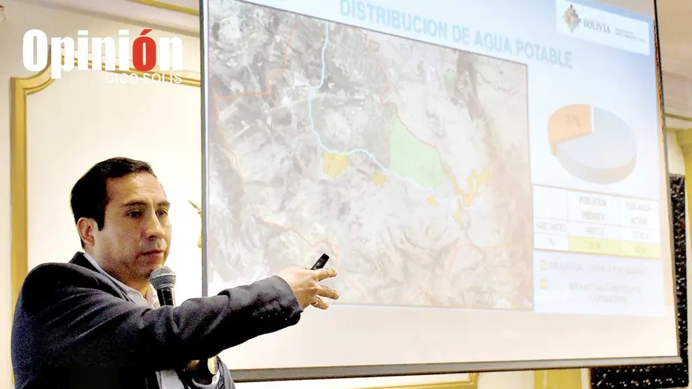 El presidente de Misicuni expone las pareas de cobertura en el sur de la ciudad, este 4 de septiembre./ DICO SOL&Iacute;S