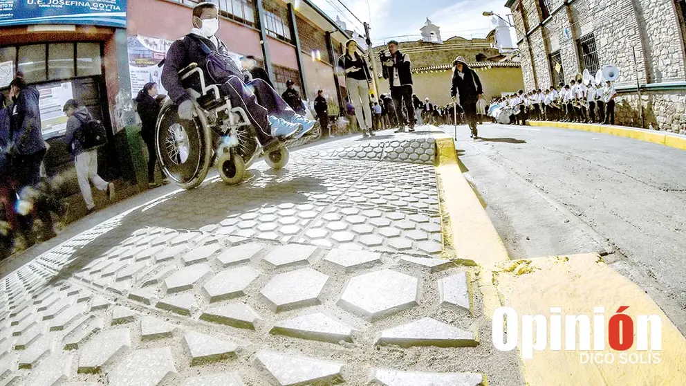 Una persona utiliza una rampa en la calle Ecuadoy y Baptista./ DICO SOL&Iacute;S