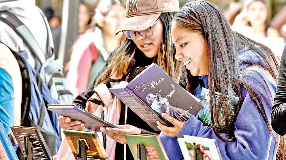 Estudiantes de la UMSS en la primera Feria Universitaria del Libro./ DICO SOLÍS