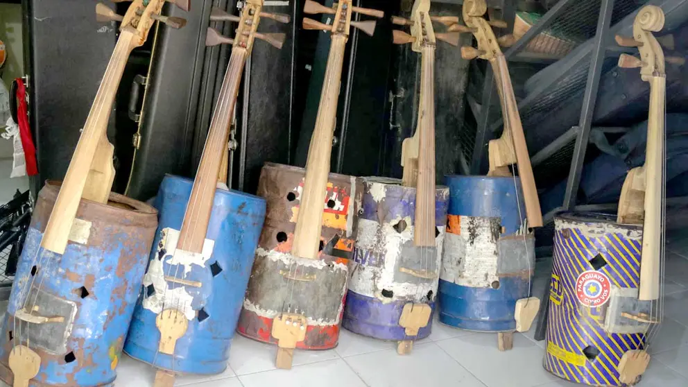 Fotografía de instrumentos musicales fabricados con materiales reciclados de la Orquesta de Instrumentos Reciclados de Cateura, hoy en Asunción./ EFE