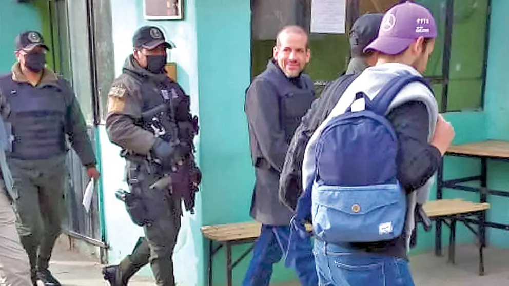 Luis Camacho sale de la c&aacute;rcel con custodios policiales./ APG