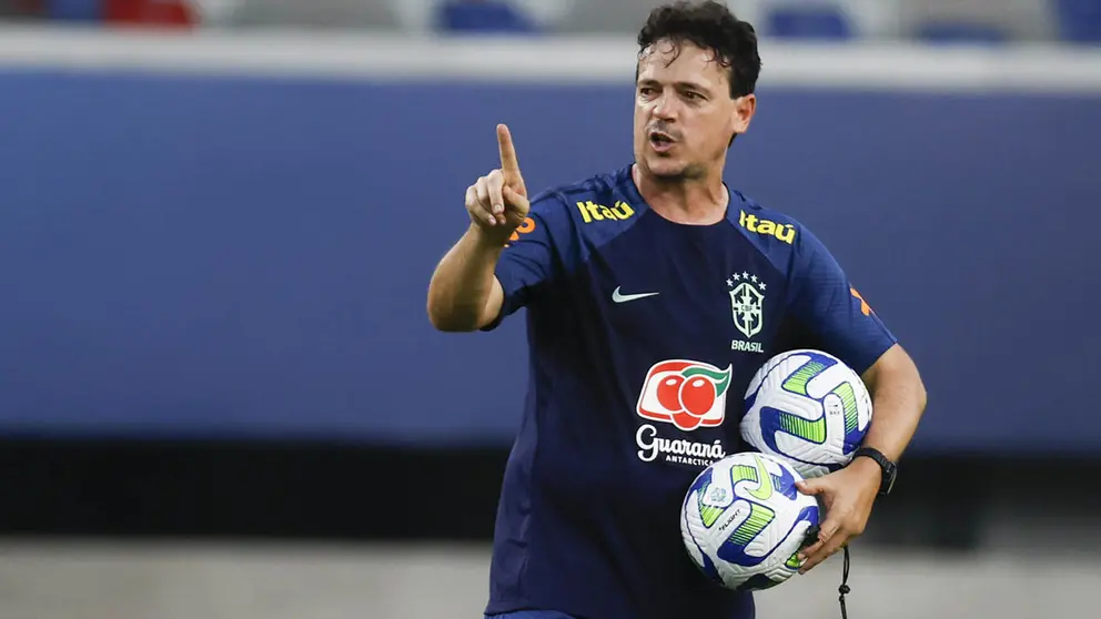 El entrenador de la selecci&oacute;n brasile&ntilde;a de f&uacute;tbol, Fernando Diniz, orienta a sus jugadores durante un entrenamiento del equipo en el estadio Mangueir&atilde;o en Bel&eacute;m (Brasil)./ EFE