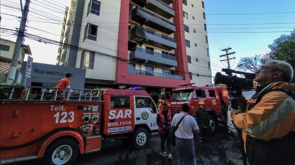 Bomberos trabajan en lugar del incendio, ocurrido en un edificio de la calle Aniceto Arce. DICO SOL&Iacute;S