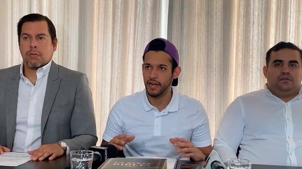 El hijo y los abogados de Luis Fernando Camacho en conferencia de prensa.