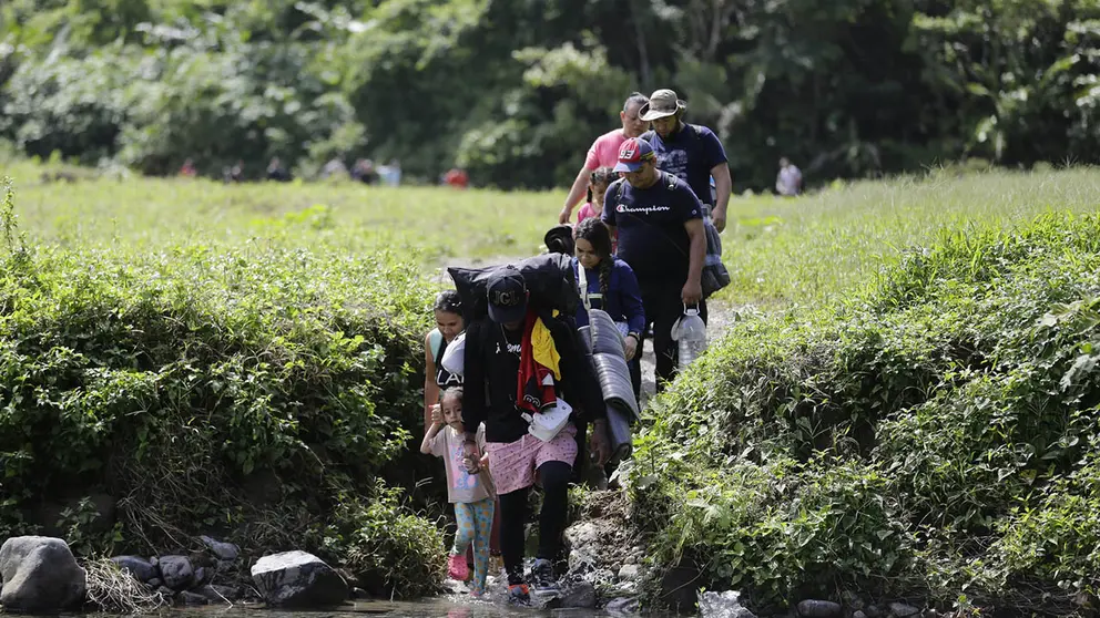 Fotograf&iacute;a de archivo fechada el 18 de agosto de 2023 donde aparecen unos migrantes acompa&ntilde;ados con ni&ntilde;os peque&ntilde;os mientras caminan en el sector de Ca&ntilde;as Blancas en Dari&eacute;n (Panam&aacute;)./ EFE