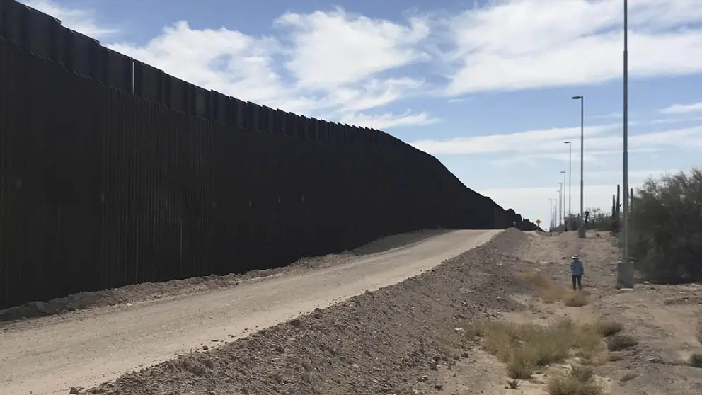 Fotograf&iacute;a cedida por la Oficina de Supervisi&oacute;n del Gobierno (GAO) donde se muestra la plataforma elevada de tierra que impide el flujo de agua dispuesta a lo largo del muro fronterizo en la frontera de Arizona con M&eacute;xico./ EFE