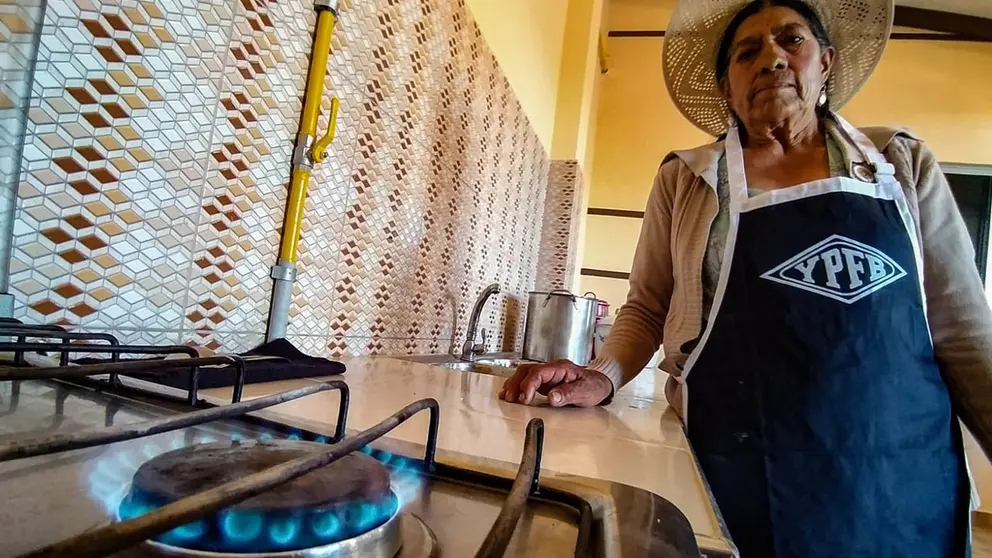 Una beneficiaria de las nuevas instalaciones de gas domiciliario en San Benito./ DICO SOL&Iacute;S