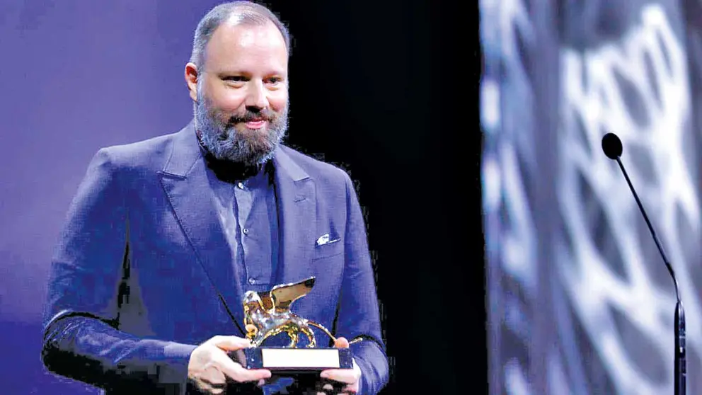 El griego Yorgos Lanthimos sostiene el León de Oro, en la gala de cierre de la Mostra.  / BIENNALE DI VENEZIA