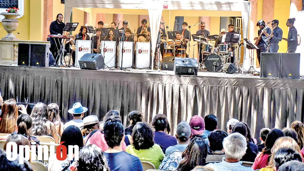 El teatro al aire libre del Palacio Portales acogió a los músicos invitados del festival. / DICO SOLÍS