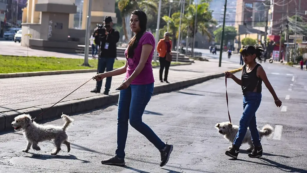 Mascotas junto a sus due&ntilde;as cerca del centro de salud Kanata, este 10 de septiembre. DICO SOL&Iacute;S