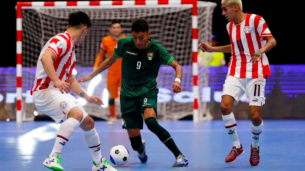 Acci&oacute;n del partido de Bolivia frente a Paraguay./ CFB