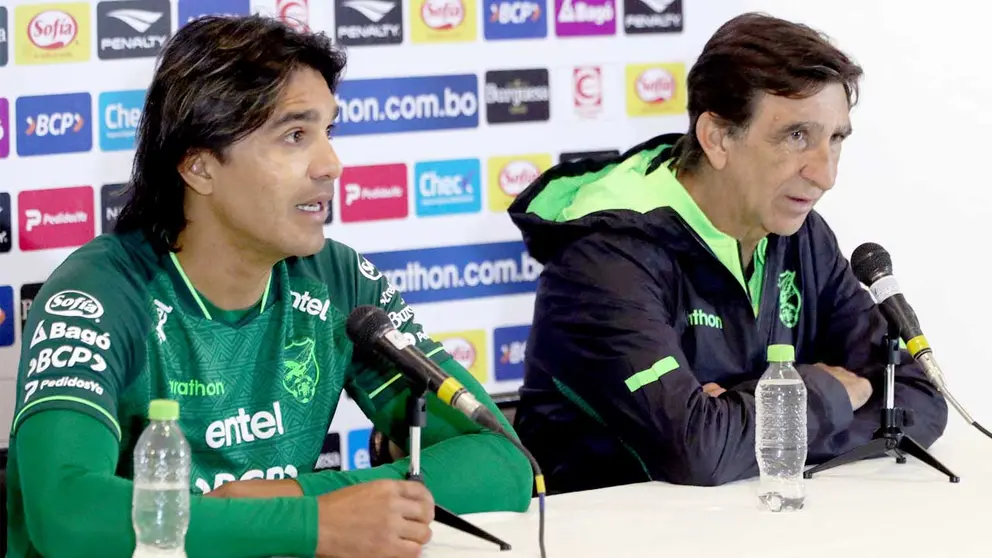 El delantero de Bolivia Marcelo Martins Moreno (i) y el seleccionador Gustavo Costas hablan en una conferencia de prensa, en La Paz./ EFE