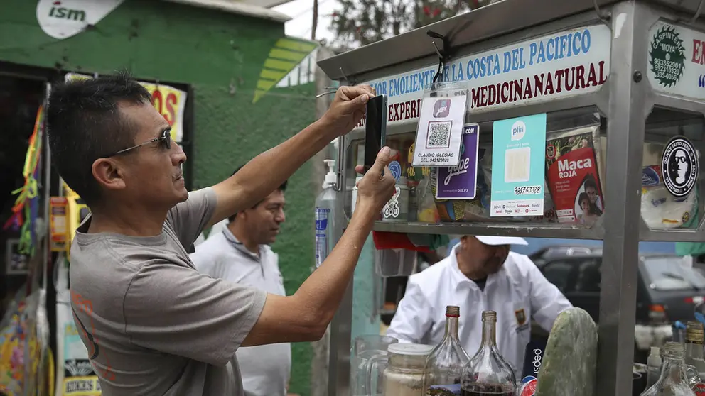 Un cliente escanea un c&oacute;digo QR para realizar un pago, el 8 de septiembre de 2023 en Lima (Per&uacute;)./ EFE