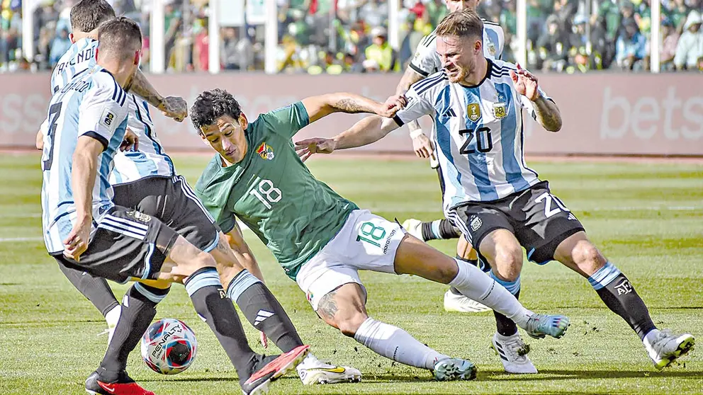 Accion del compromiso de ayer entre Bolivia y Argentina en el Siles, por la segunda fecha de las Eliminatorias rumbo al Mundial de 2026./ DICO SOL&Iacute;S