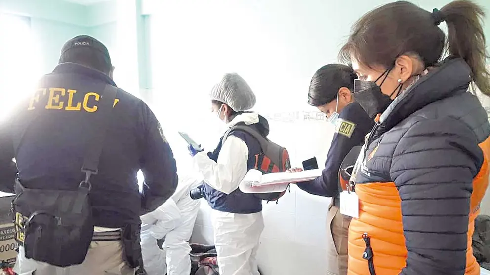 La Polic&iacute;a y la Fiscal&iacute;a procesan la escena del crimen./ FISCAL&Iacute;A