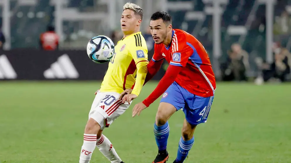 Gabriel Suazo (d) de Chile disputa el balón con Juan Fernando Quintero de Colombia en un partido de las Eliminatorias Sudamericanas para la Copa Mundial de Fútbol 2026 en Santiago de Chile./ EFE