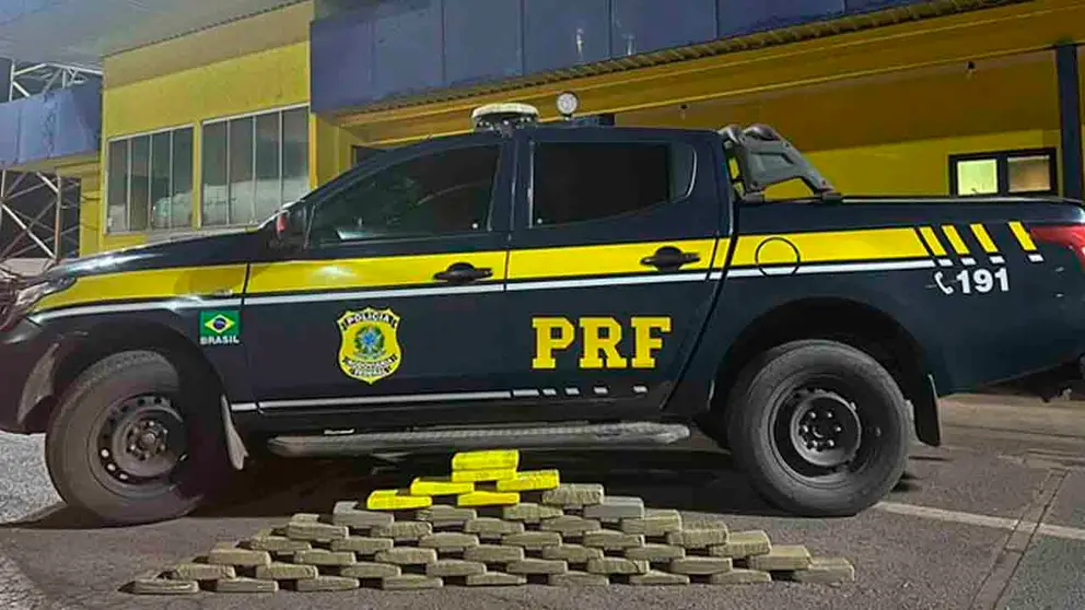 Un veh&iacute;culo de la Polic&iacute;a de Brasil junto a la droga incautada. ERBOL