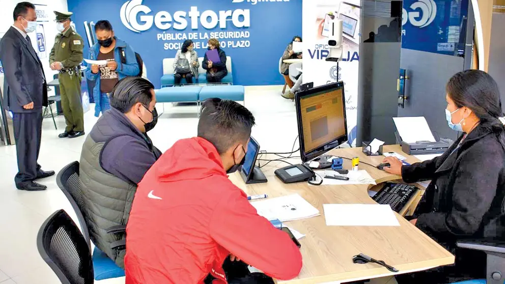 Personas hacen tr&aacute;mites en la Gestora, entidad de seguridad social./ ATB
