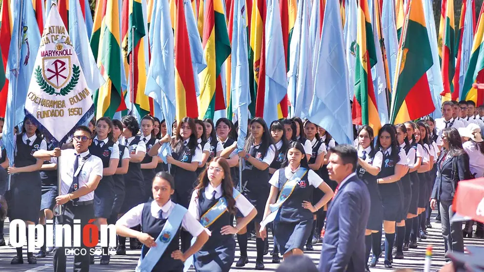 Estudiantes de una unidad educativa en el desfile del centro de la ciudad./ DICO SOL&Iacute;S