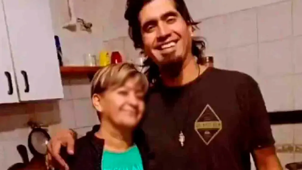 Mat&iacute;as Rosales junto a su madre Carina Cheuquepan. Infobae
