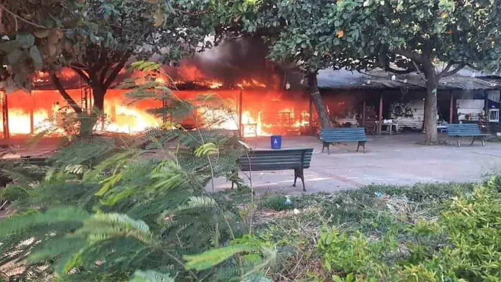 El fuego afect&oacute; a 11 puestos de venta de flores. RADIO COMPA&Ntilde;ERA